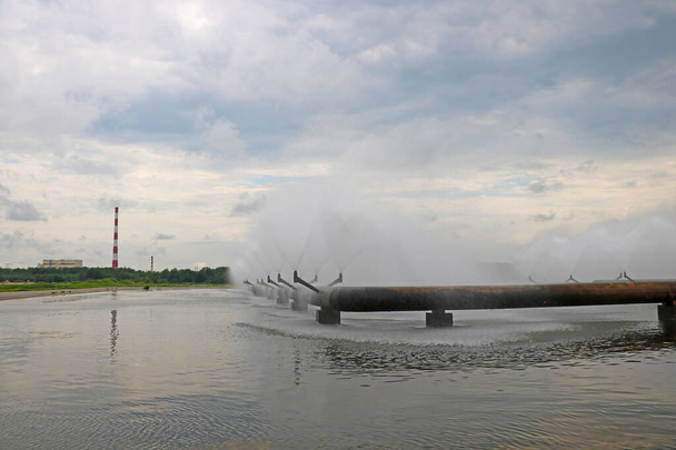 Вид на работающие системы искусственного охлаждения воды на электростанциях и атомных электростанциях - Фото, изображение