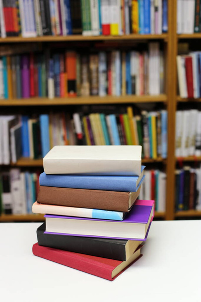 Книги на столе в библиотеке - Фото, изображение
