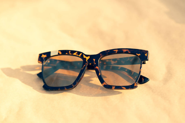 Leopard γυαλιά ηλίου μοντέλο χρώμα για τις γυναίκες με μεγάλους φακούς πυροβολούν έξω στη φύση σε μια καλοκαιρινή μέρα. Επιλεκτική εστίαση  - Φωτογραφία, εικόνα