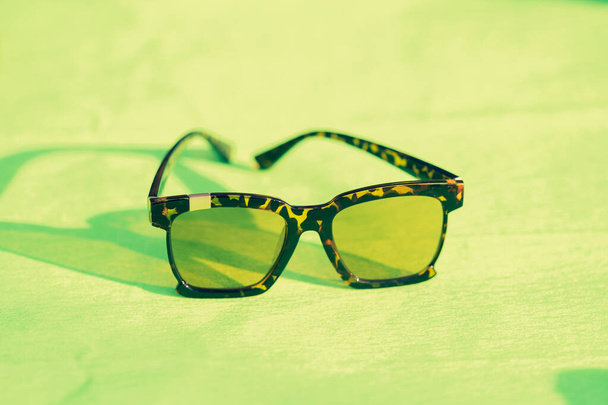 Gafas de sol de leopardo modelo de color para mujeres con lentes grandes disparar al aire libre en la naturaleza en un día de verano. Enfoque selectivo  - Foto, imagen