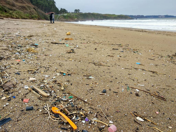 ビーチでのマイクロプラスチック汚染。Arenal de Morisビーチ, Colunga, Astrias,スペイン - 写真・画像