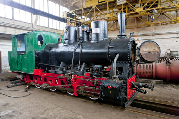 locomotora de vapor en depósito, Banovici, Bosnia y Herzegovina
 - Foto, Imagen