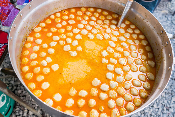 Кулинария, азиатская кухня и концепция питания - мясные шарики в красном супе карри едят вместе с рисовой лапшой на улице market.Thai еда очень пряная. - Фото, изображение