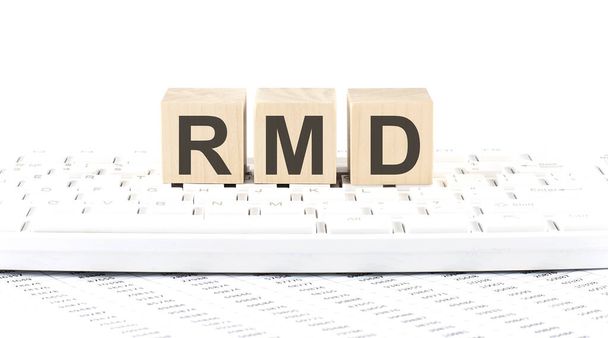 RMD -woord houten blok op het toetsenbord achtergrond met grafiek - Foto, afbeelding