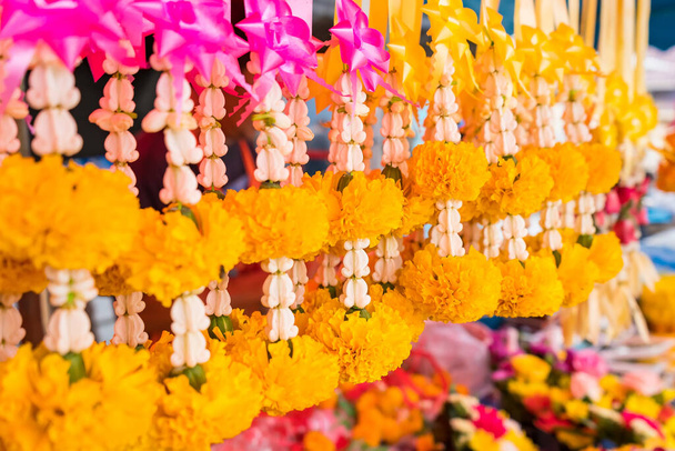 Loja de grinaldas de flores para adorar coisas sagradas no mercado tailandês. - Foto, Imagem