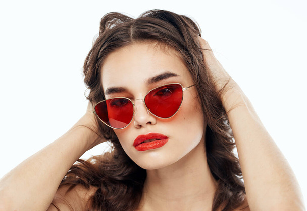 Elegante Frau mit Sonnenbrille brünett abgeschnitten Blick - Foto, Bild