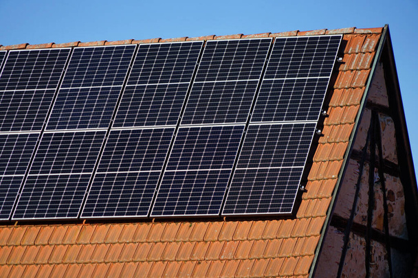 Ηλιακή Kraftwerk auf einem Scheunendach                                - Φωτογραφία, εικόνα