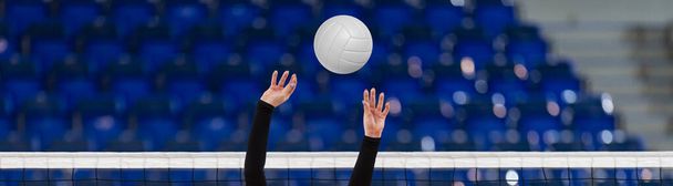 Chica jugador de voleibol y setter establecer la pelota para un Spiker durante un juego. Concepto deportivo profesional - Foto, Imagen