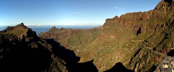Blick auf die steile Masca-Schlucht im Süden der Insel Teneriffa, Kanarische Inseln, Spanien. La Palma und La Gomera im Hintergrund. - Foto, Bild