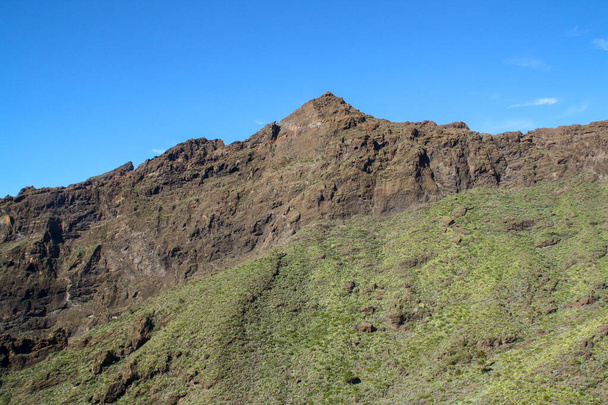 Montaña volcánica al sur de la isla de Tenerife, Islas Canarias, España. Picos que rodean el famoso barranco de Masca en el sur de la isla. - Foto, Imagen