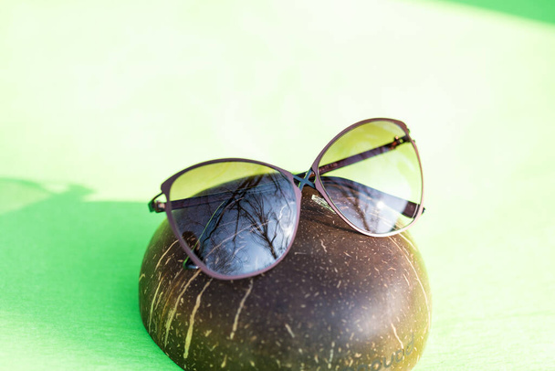 Moda modello di occhiali da sole per le donne con un design speciale e grandi lenti sparare all'esterno in una giornata estiva che riflette il sole. Focus selettivo - Foto, immagini