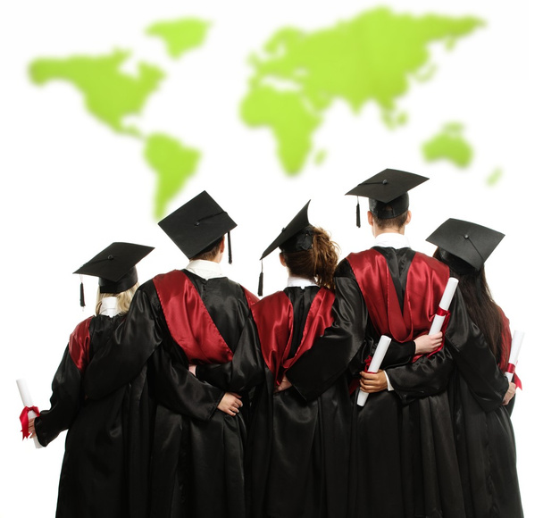 Grupo de jóvenes estudiantes graduados en mantos negros contra el mapa del mundo
  - Foto, imagen