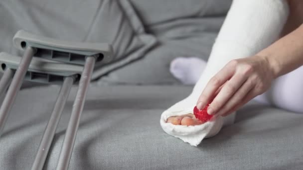 Una donna in gesso sulla gamba impasta la punta delle dita con un Su-Jock - Filmati, video