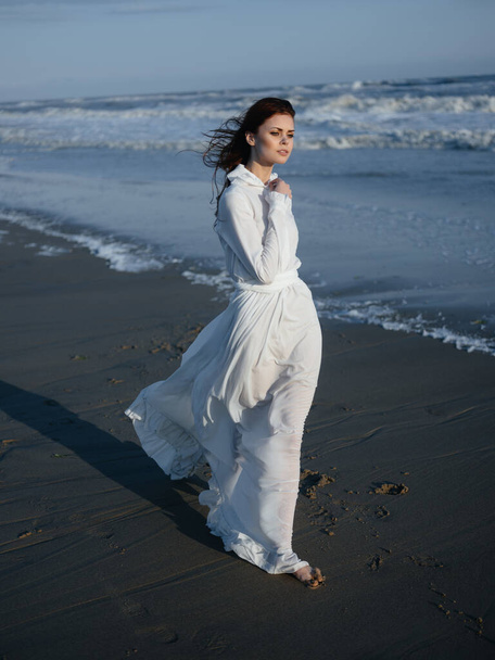 Mulher de vestido branco perto do oceano retrato descalço em pleno crescimento - Foto, Imagem
