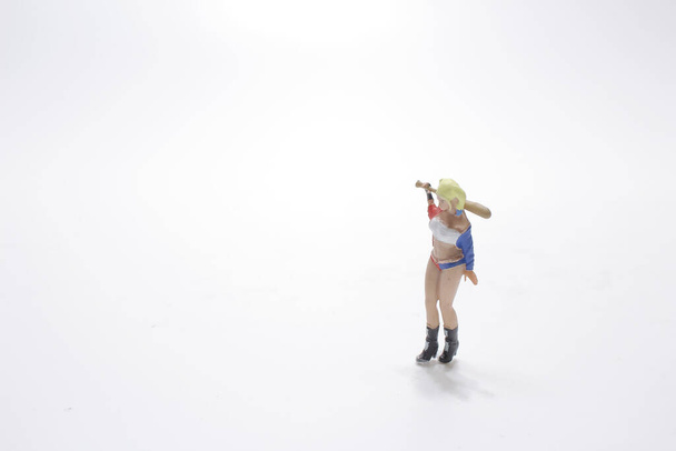 a mini figura de menina má segurando bastão de beisebol - Foto, Imagem