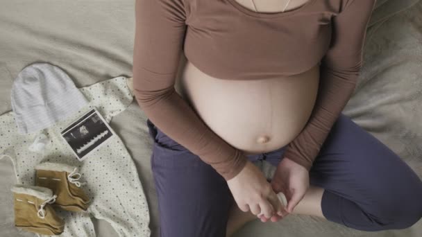 attente femme enceinte avec gros ventre assis sur le canapé à la maison, prendre des pilules - Séquence, vidéo