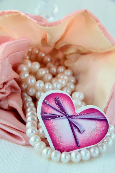 weiße Perlen in einer rosa Tasche - Foto, Bild