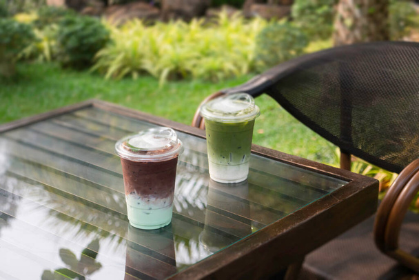 Vaso de bebida de leche dulce helado verde, foto de stock - Foto, Imagen