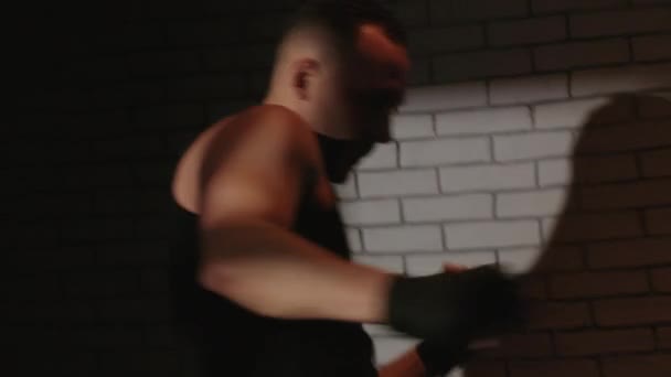 Beelden van mannentraining met bokszak in de schaduw - Video