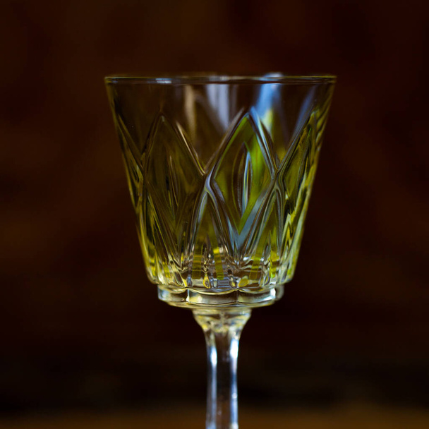 gelbes Kristall antik graviertes Schnapsglas in Nahaufnahme. Glas-Retro-Schuss - Foto, Bild