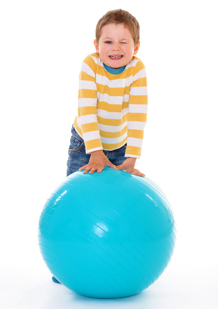 Little boy with a big ball. - Фото, зображення
