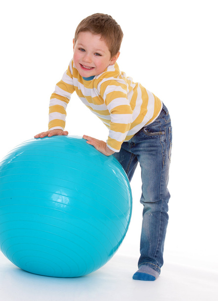 Little boy with a big ball. - Foto, Imagem