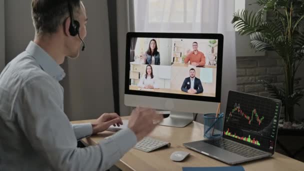 オンライン会議ビデオ通話ビジネスミーティング。成功した大人のビジネスマンは、職場に座っている間にコンピュータを使用してビデオ通話で多人種のビジネス同僚と会話をしています。 - 映像、動画