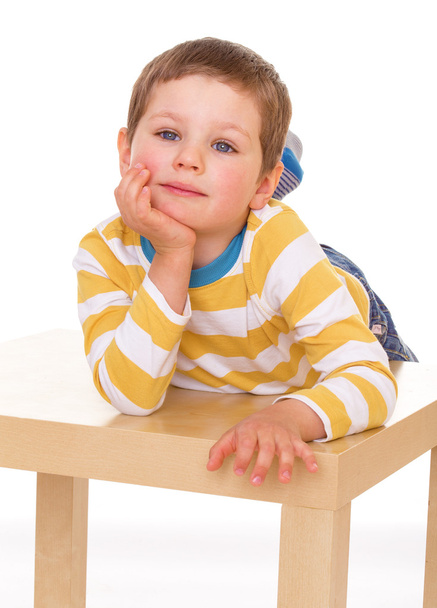 Petit garçon jouant à la table
 - Photo, image