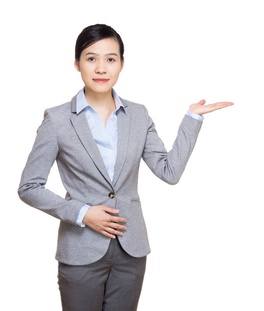 Asiática mujer de negocios introducir algo
 - Foto, imagen