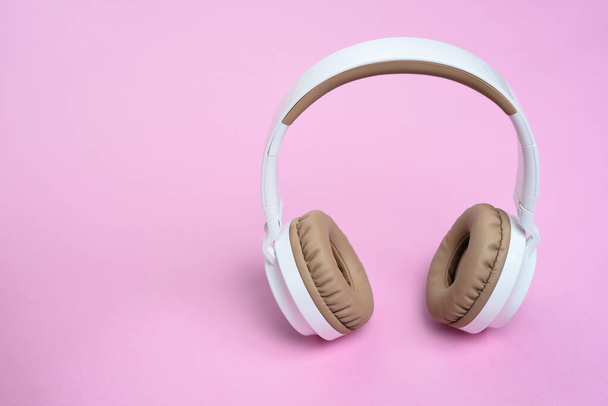 Close-up Cool Bezdrátové sluchátka na růžovém pozadí. Hudební koncept - Fotografie, Obrázek