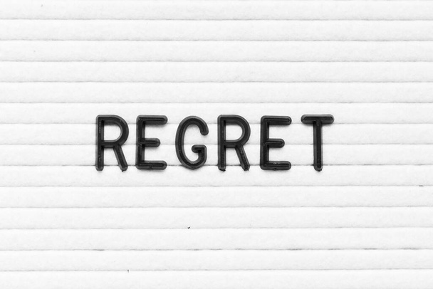 Schwarze Farbe Buchstabe in Wort Bedauern auf weißem Filzpappe Hintergrund - Foto, Bild