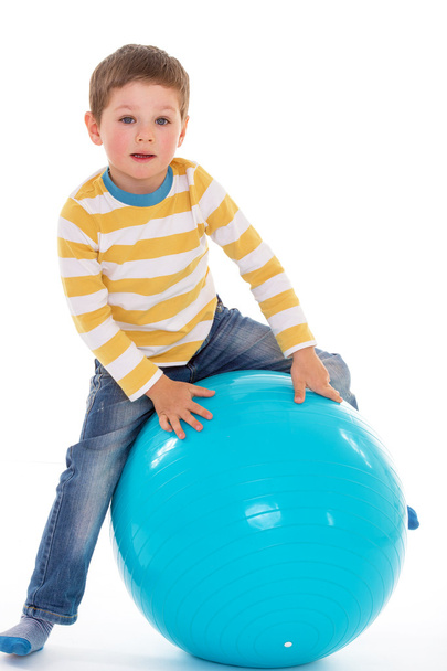 Little boy with a big ball. - Foto, imagen