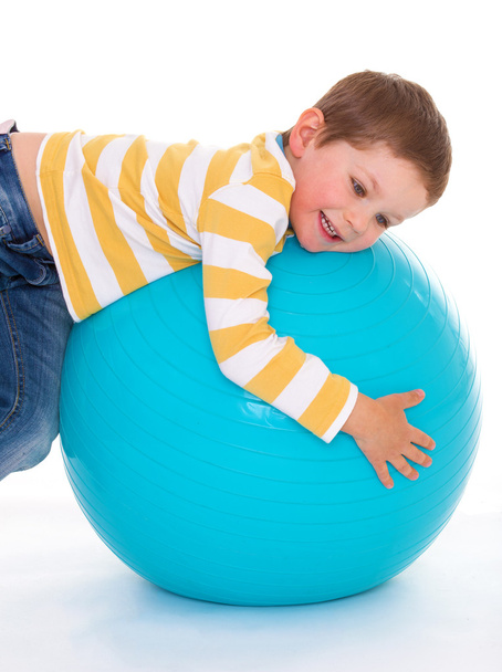 Little boy with a big ball. - Фото, изображение