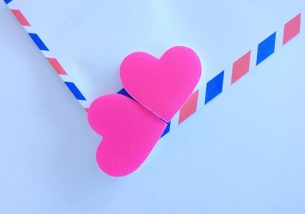 signo de corazones y caja de regalo en el sobre - Foto, imagen