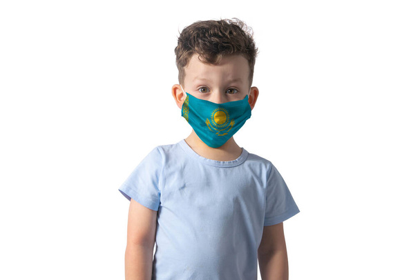 Αναπνευστής με σημαία Καζακστάν Λευκό αγόρι βάζει σε ιατρική μάσκα προσώπου που απομονώνονται σε λευκό φόντο. - Φωτογραφία, εικόνα