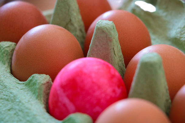 Uova in un pacchetto. Piatto di Pasqua. Decorazione tradizionale vacanza - Foto, immagini