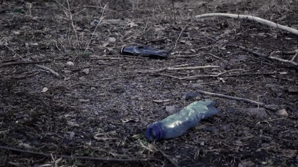 Spazzatura rifiuti, maschera medica nell'ambiente. Spazzatura di plastica nella foresta boschiva. Problema ecologico con bottiglie vuote usate della grande città - Filmati, video