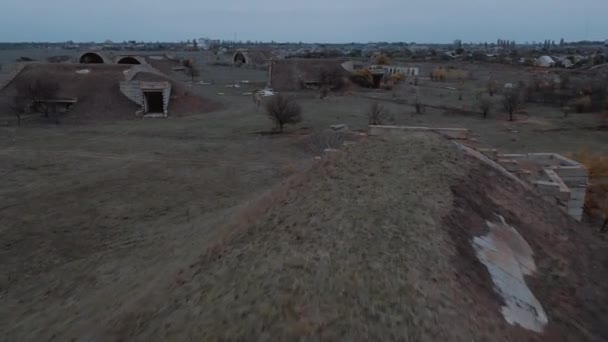 Voa aérea dinâmica acima de hangares abandonados na base aérea militar perdida - Filmagem, Vídeo