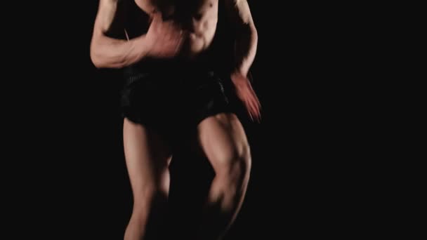Atleta masculino corriendo en el acto - Imágenes, Vídeo