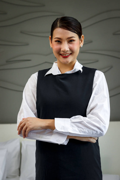 Room service femme de ménage nettoyage et faire lit concept de chambre d'hôtel, portrait de jeune belle asiatique souriant debout avec les bras croisés dans la chambre d'hôtel. - Photo, image