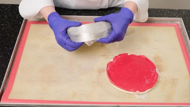 Konditor entfernen Kuchen aus der Form, nach dem Einfrieren, dass. - Filmmaterial, Video