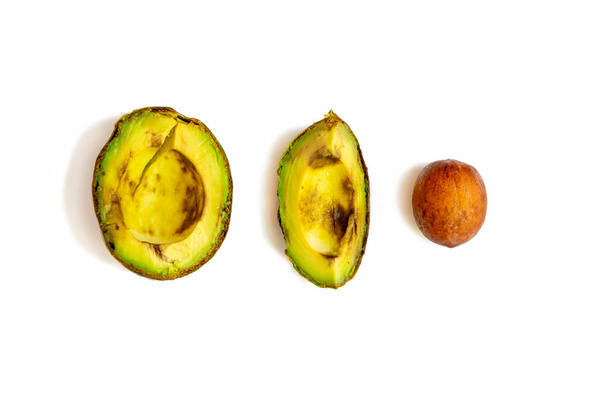 overrijp, verwend avocado op een witte achtergrond. - Foto, afbeelding