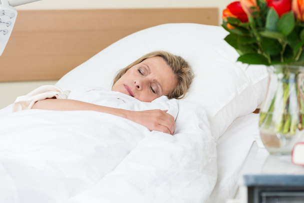 Sick woman resting peacefully in hospital - Фото, зображення