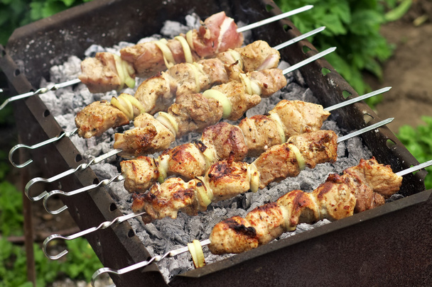 Maiale Shish kebab in fiamme. Appetitoso fresco carne shish kebab preparazione
 - Foto, immagini