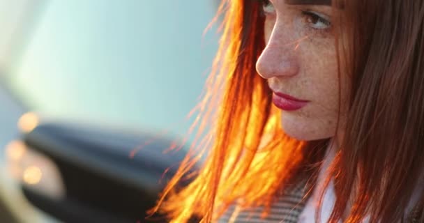 közeli vörös hajú modell sok szeplő az arcon. - Felvétel, videó