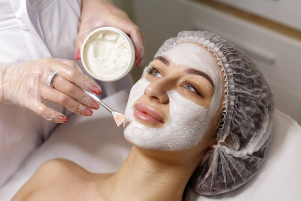 Жінка в косметолога робить маску на обличчі
 - Фото, зображення