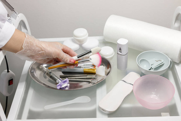 suministros médicos de la esteticista. herramientas para limpiar tu rostro - Foto, imagen