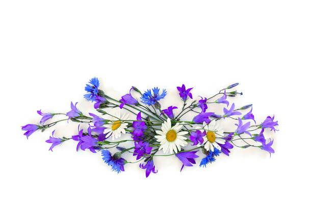Flores violetas sinos, camomilas e flores de milho azuis em um fundo branco com espaço para texto. Vista superior, flat lay - Foto, Imagem