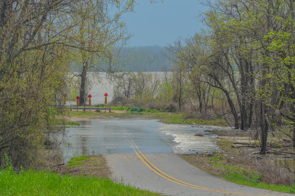 Река Миссисипи затопляется над автострадой в Сент-Джозефе, округ Тенсас, Луизиана - Фото, изображение