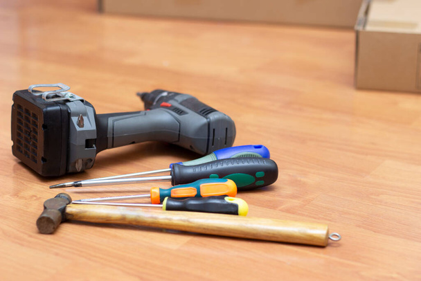 narzędzia na drewnianej podłodze domu - Zdjęcie, obraz
